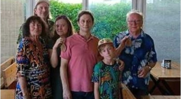 Famiglia di turisti sceglie lo stesso albergo per le vacanze da 20 anni, i gestori donano le chiavi della stanza: «Regalo per la fedeltà»