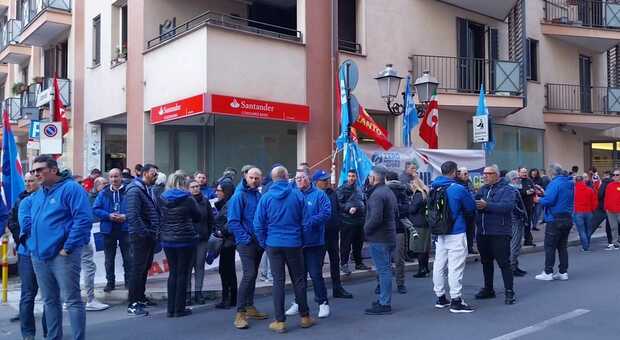Taranto, Cgil e Uil in piazza per dire basta alle morti sul lavoro. Il video