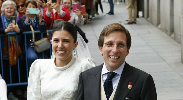 Martinez-Almeida, sindaco di Madrid, sposa la sua Teresa, i dettagli sul matrimonio: look, invitati (reali) e banchetto da 90mila euro. C'è anche Juan Carlos