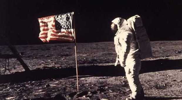 L'astronauta Edwin E. "Buzz" Aldrin Jr posa la bandiera Usa durante Apollo 11