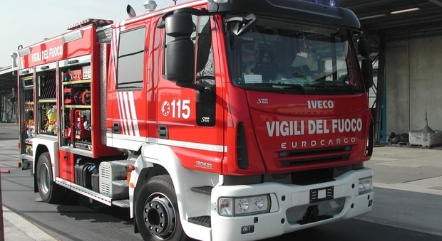 Palermo, esplode bombola del gas durante un incendio: 4 vigili del fuoco travolti dalle fiamme