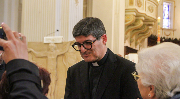 Dal seminario alla diocesi fanese, chi è monsignor Andreozzi (tifoso del Milan): «La vita è bella perché ti sorprende»
