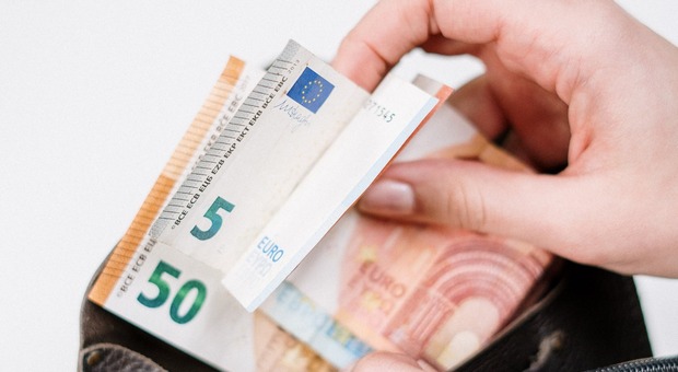 Un portafoglio con alcune banconote in euro
