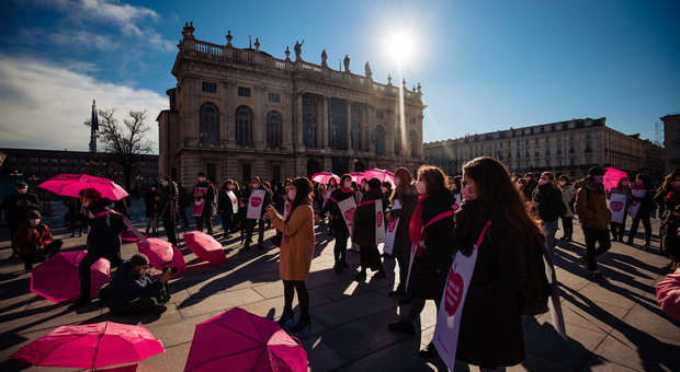 Pnrr, donne e giovani in piazza Montecitorio: «I fondi destinati a noi non bastano»