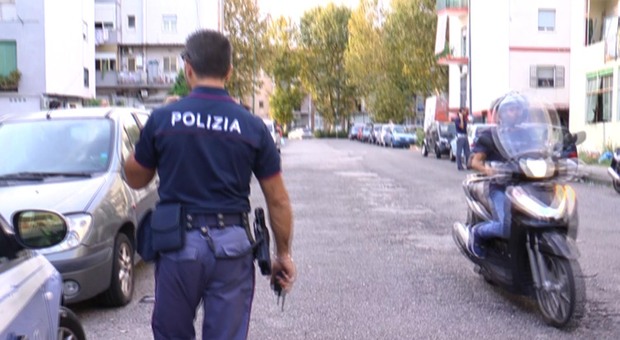 Controlli antidroga a Napoli, spacciavano in un appartamento al Rione Traiano: tra i pusher una ragazza di 17 anni