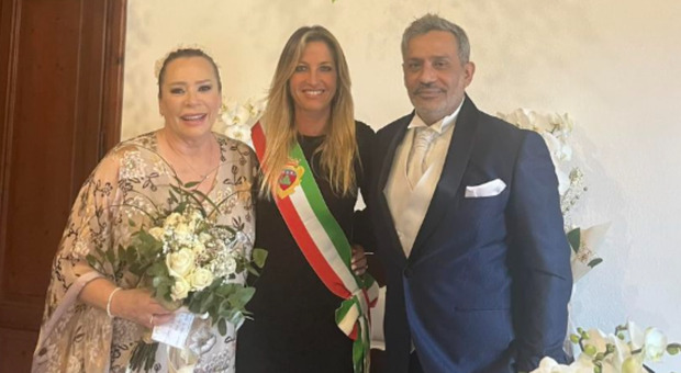 Barbara De Rossi ha sposato Simone Fratini, le nozze (riservate) ieri in provincia di Arezzo: lei sceglie il pantalone. Il menù e la location: i dettagli del matrimonio