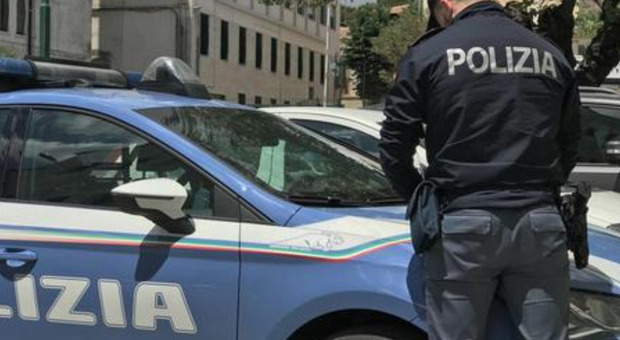 Entrano in gioielleria armati di pistola, ma la proprietaria fa scattare l'allarme: tentata rapina in viale Eritrea a Roma