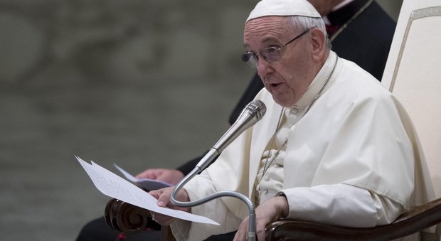 Pedofilia nella Chiesa, il Papa: «Una mostruosità, chiedo perdono»
