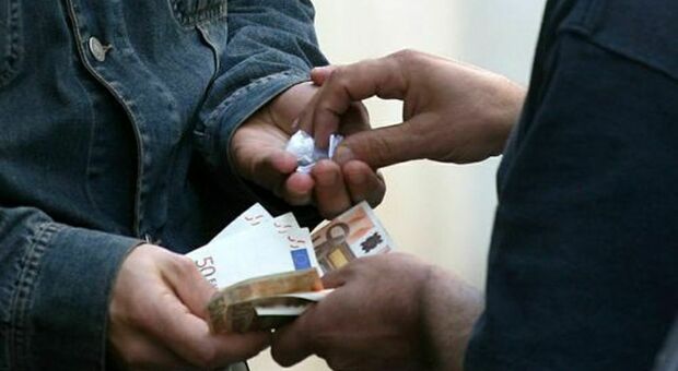Droga nel Napoletano, la polizia arresta due pusher pregiudicati