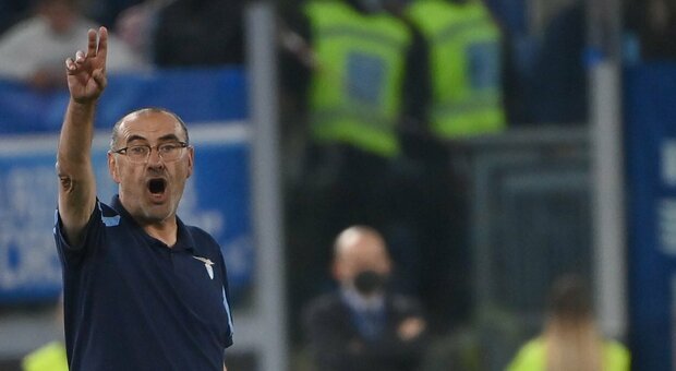 Lazio, Sarri continua la polemica sui calendari di Serie A: «La Premier è di un altro livello, Dal Pino non dovrebbe fare paragoni»