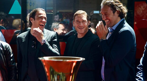Da sinistra, Alessandro Matri, Francesco Totti e Luca Toni davanti alla Coppa Italia
