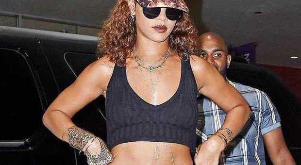Rihanna, sexy anche dal dentista: il top-reggiseno fa impazzire i fan