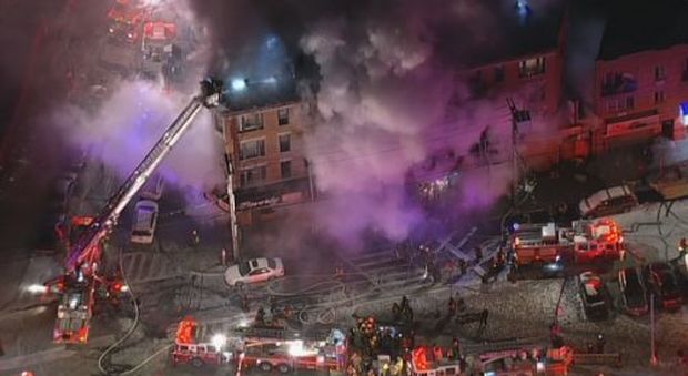 Incendio a New York, in fiamme un palazzo: "Ci sono molti feriti"