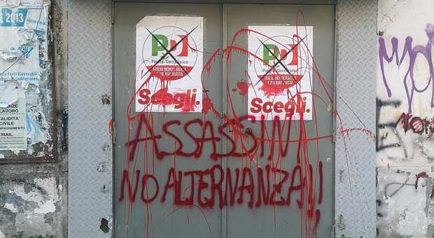 «Assassini no alternanza!!», imbrattata la sede del Circolo Pd di Napoli-Avvocata