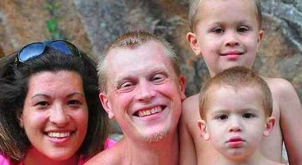 Ubriaco uccide i figli di 3 e 4 anni poi tenta ​il suicidio: era ossessionato dalle armi