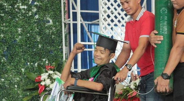 Si laurea sulla sedia a rotelle e con l'ossigeno, 25enne muore dopo la cerimonia