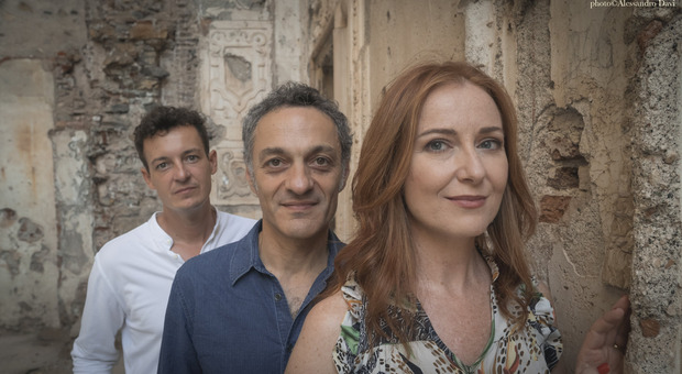 Il pianista e compositore fabrianese Giovanni Ceccarelli al centro della foto con la cantante Michela Lombardi e con il chitarrista Luca Falomi.