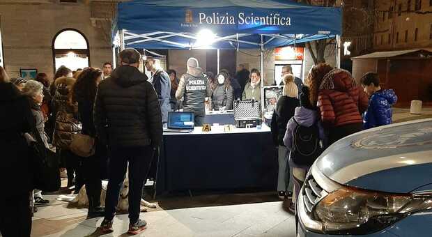 Dialogo sempre più forte con i cittadini: la Polizia scientifica in Piazza Roma