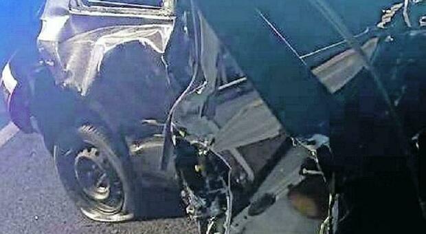 Incidente in A1, l'auto sbanda e si schianta su tre furgoni: gravissima una donna