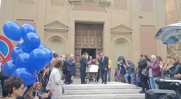 Palloncini e rose per l’addio a Concetta Marruocco: «Violenza assurda, non rassegniamoci»