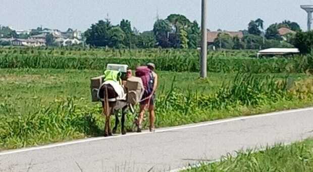 Cindy la 35enne francese con l'asino e il cane al suo passaggio a Grignano, frazione di Rovigo