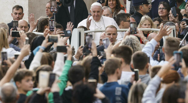 Papa Francesco alla Russia chiede di sbloccare la questione del grano. Poi ai fedeli chiede preghiere per il suo viaggio a Lisbona
