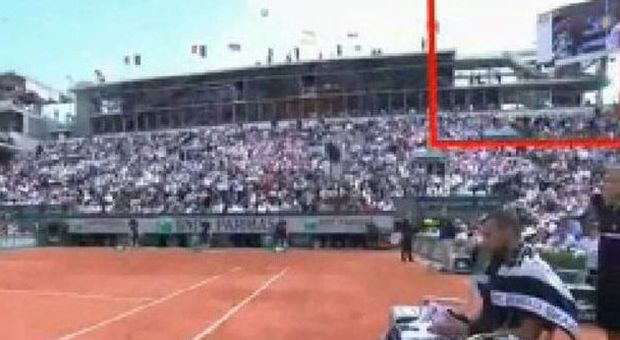 Parigi, cade pannello sul pubblico del tennis. Un ferito: stop a Nishikori-Tsonga - Guarda