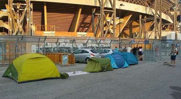 Vasco al San Paolo: fan accampati davanti allo stadio tre giorni prima del concerto