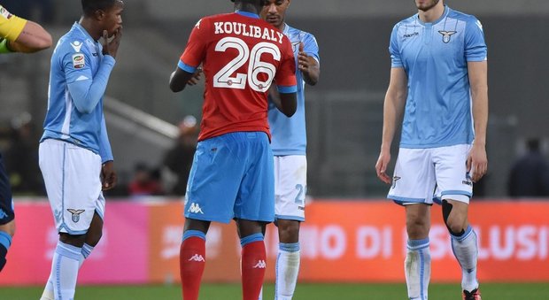 I giocatori della Lazio danno sostegno a Koulibaby durante le offese dei tifosi
