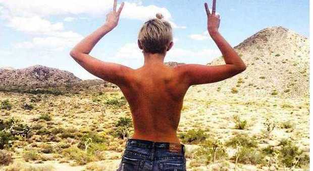 Miley Cyrus in topless su Instagram