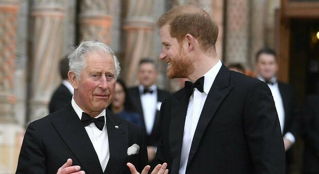il principe Carlo con il figlio Harry