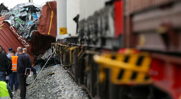 Incidente tra treni nella notte: il convoglio passeggeri investe quello merci a 100 all'ora, 6 morti