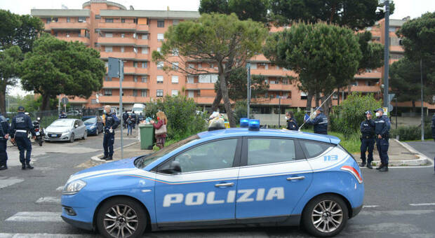 Roma, si scaglia contro gli agenti che fanno irruzione in casa: uomo ferito da un colpo di pistola