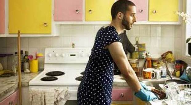 L'uomo casalingo fa poco sesso: la parità in casa uccide il desiderio