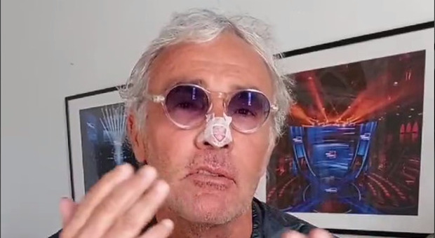 Massimo Giletti, la foto con il cerotto sul naso: ecco cos'è accaduto. «Ma stasera sarò in onda»