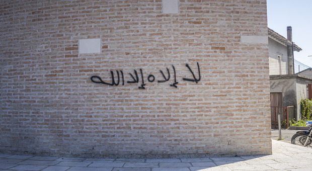 «Cancelliamo l'inno ad Allah». Il caso della scritta a S. Odorico va a Roma