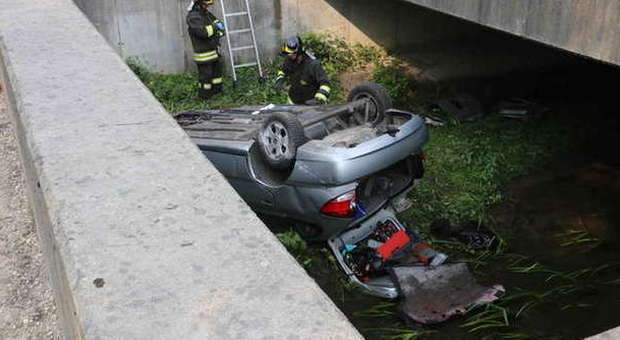L'auto rovesciata nel canale (Pressphoto)