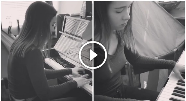 Aurora Ramazzotti, esibizione da brividi al piano: il video di mamma Michelle incanta il web -Guarda