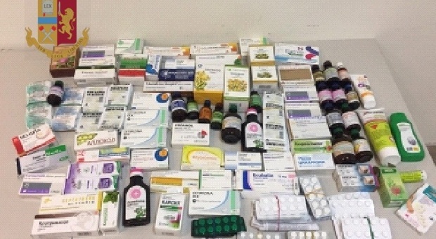 Farmaci venduti in strada tra le bancarelle, denunciata 78enne russa a Napoli