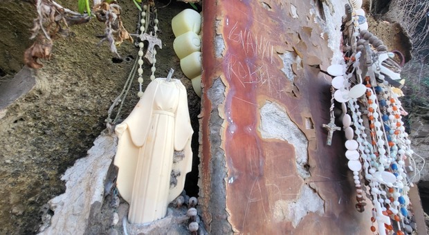 Atto sacrilego a Miseno, decapitata la statuina della Madonna sulla spiaggia