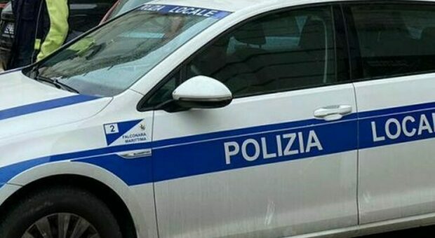 Ancona, false assicurazioni: truffato un 45enne (poi multato). Il finto broker denunciato dalla polizia locale