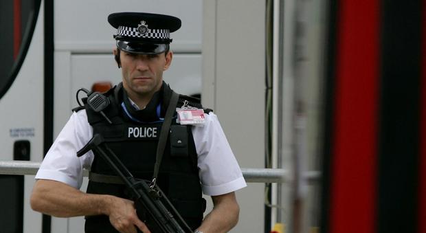 Terrorismo, arrestata donna a Heathrow: preparava attacchi