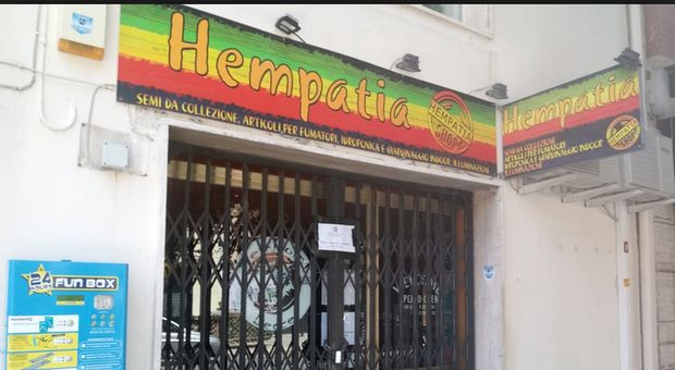 L'ex boss: «Compro qui i semi per la marijuana» Sequestrato negozio di cannabis light