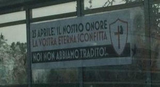 Striscione fascista sul Gra a Roma: «Noi non abbiamo tradito»