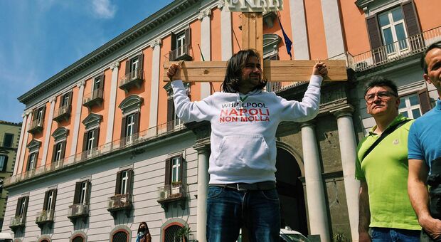 Whirlpool Napoli, operai in croce sotto la prefettura: «Dopo tre anni non abbiamo risposte»