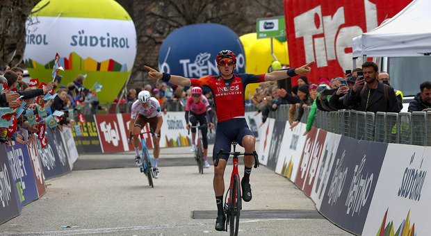 Teo Geoghegan Hart vince la prima tappa del Tour of The Alps 2023