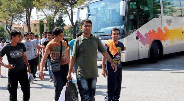 Trieste "scarica" trenta migranti a Pordenone: c'è l'ok, non la sede