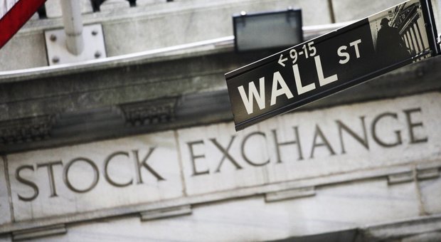 Wall Street a picco per timori su rendimenti e inflazione: - 4.62%