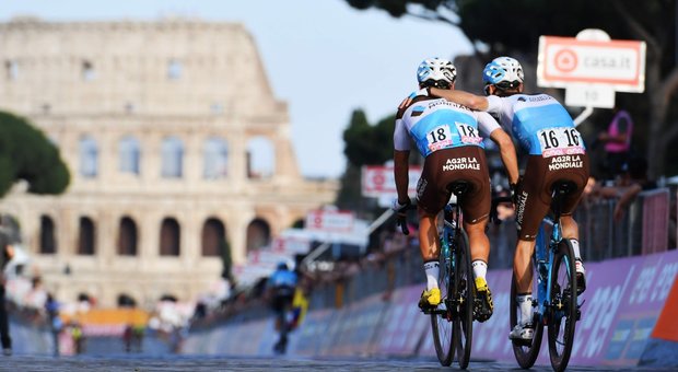Caos a Roma: il Giro d'Italia finisce...in buca