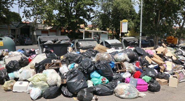 Roma, dietrofront sui rifiuti: discarica in provincia, rischio sanzioni Ue